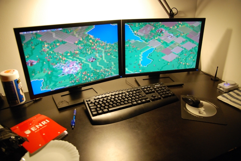 Play a Full screen game on a second monitor
